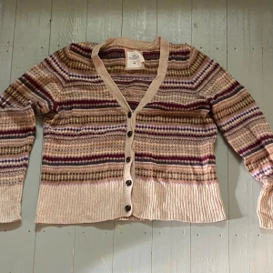 Höstig Tjocktröja - Höstig tjocktröja med detaljerade mönster. Storlek XL men skulle säga att den passar M-XL beroende på hur en vill att den ska sitta. Så fin och i bra skick men säljer för att den tyvärr inte kommer till användning. Hör av dig om du har några frågor! 