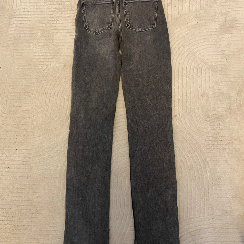 Säljer mina jätte snygga gråa jeans från zara i storlek 34. De är nästan helt oanvända och jätte bra skick . Köparen står för frakten. . Jeans & Byxor.