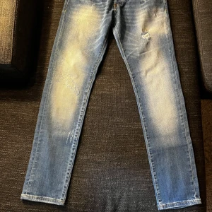 Philip Plein Jeans - Ett par snygga Philip Plein Jeans i färgen blå med snygga slitningar. Modell: Strawberry Cheesecake. Galet bra pris. Jag är öppen för prisförslag. Dessa jeans har storleken W31 L32. 