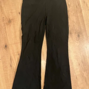 Svarta flate byxor  - Fina bootcut/flare tights 💕