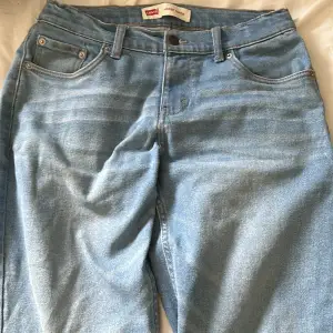 Säljer mina Levis Jeans då dom är för liten. De är ett olje märke på högra benet men syns knappt när man ha på sig byxorna. Pris kan diskuteras vid snabb affär 