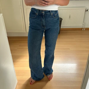 Mörkblå jeans  - Mörkblå jeans från H&M i snygg flared modell! Storlek 38 och som nya 🧚🏼‍♀️ Jag är 165 cm långt för referens! 