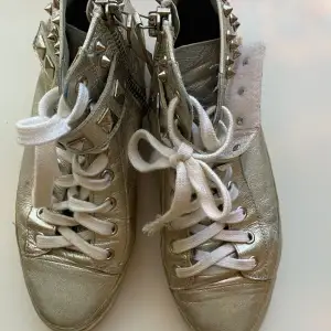 Coola, höga sneakers från Maje. 999kr. 