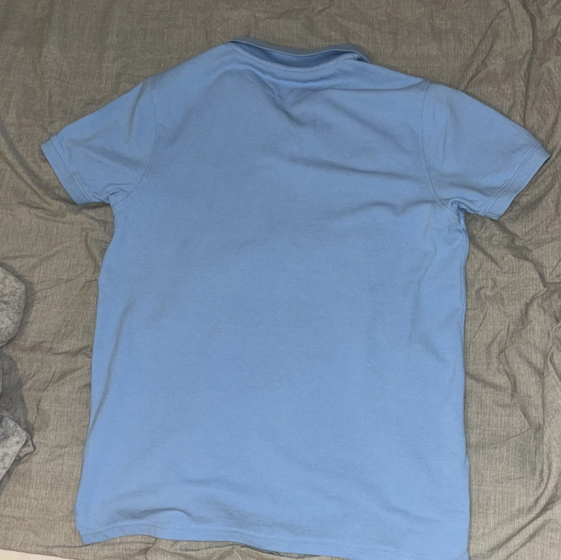 Ljusblå pikétröja - 90