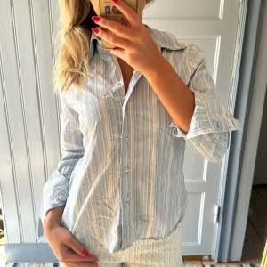 Randig skjorta - Snygg, vintage, passar till allt, snygg passform, tajt på mig som brukar ha 34/36, men inte för tajt!