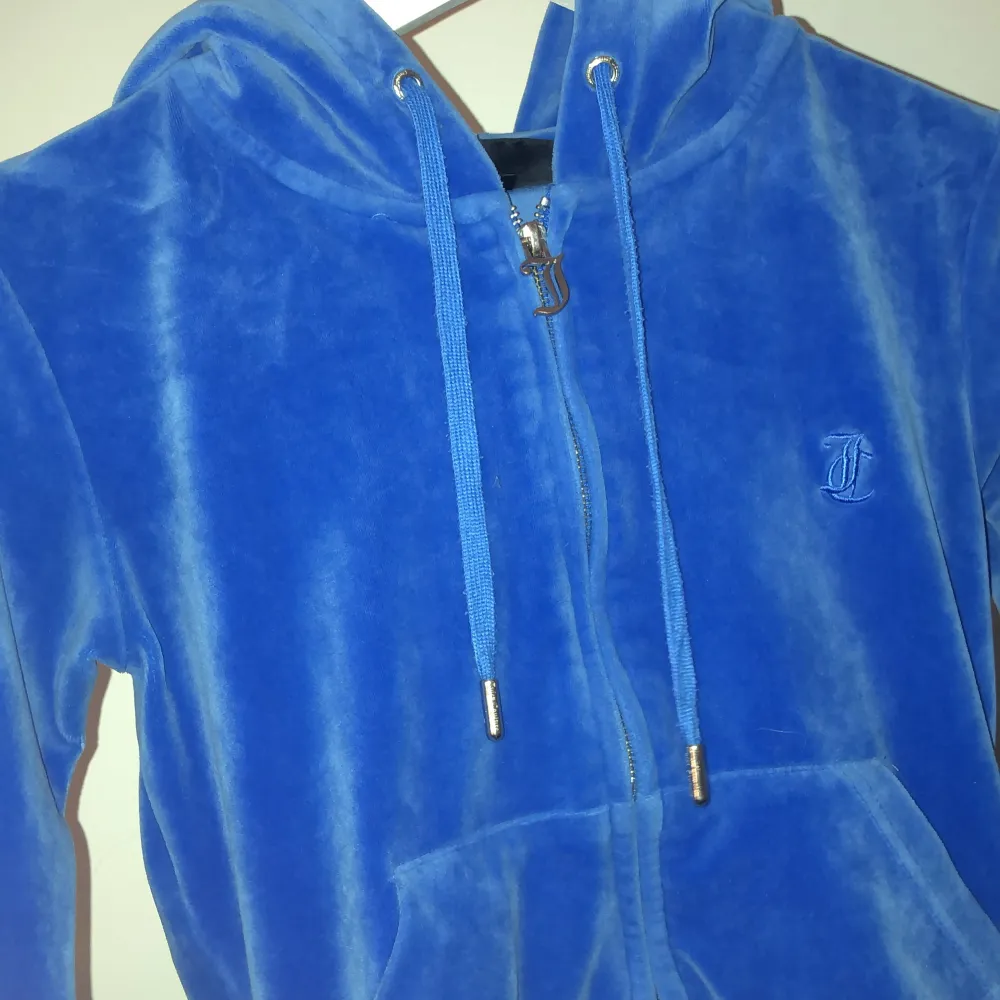 Denna koftan är som ny, den har inga skador osv. Har använt den Max 5 ggr på ett år, original pris 1200kr isch(ej gratis frakt) kom privat om ni e sugna på att köpa🩷. Hoodies.