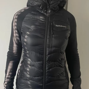 Peak Performance hybrid hood jacket - Säljer min Peak Performance hybrid hood jacket som är i storlek XS och endast använd en gång. Nypris 1300kr