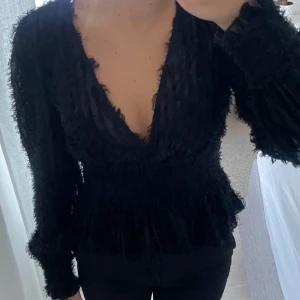 Festtopp - Supersnygg festblus, använd 1gång!🖤🖤🖤