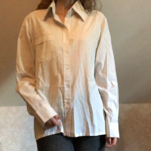Skjorta - En vit, oversized skjorta från herravdelningen. Jag har storlek XS/S som referens. 
