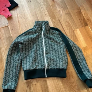 Lacoste hoodie - Lacoste hoodie andvänd 1 gång 