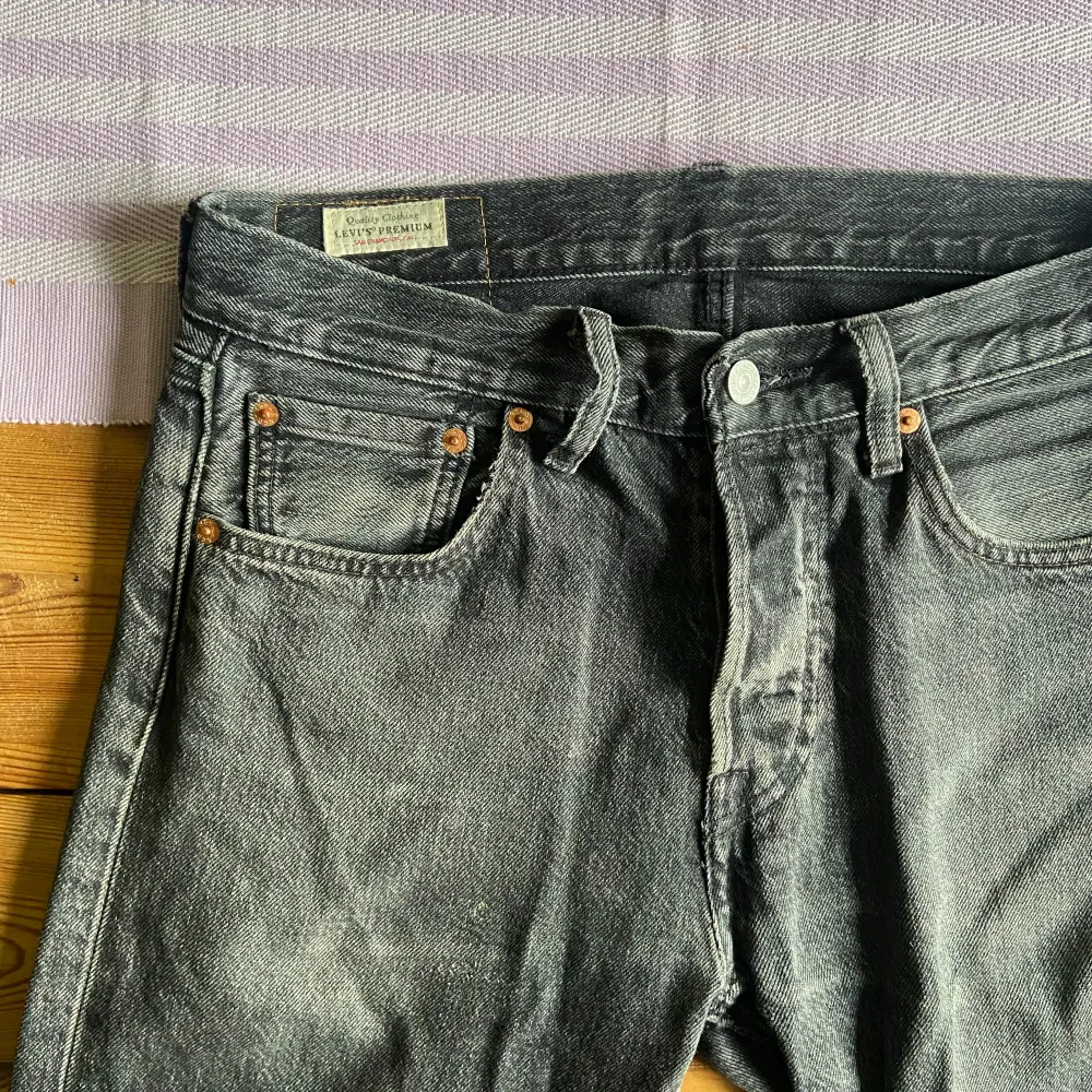 Levi’s 501 original - herr jeans i storlek W29 L32. Byxorna är använda i ett år och är mycket bra skick. Inga fläckar eller slitningar. Nypris 1100:- 👖  Hämta i Örebro eller så står du för frakt. 📦 . Jeans & Byxor.