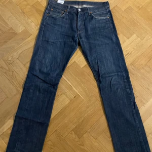 Levis jeans 501 - Har tröttnat på mina 501or i strl 32/34 o säljer dem, jeansen har tecken på användning som visas på bild. Pris kan diskuteras. 