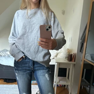 Sweatshirt  - Vet inte storlek men passar mig som har s❣️