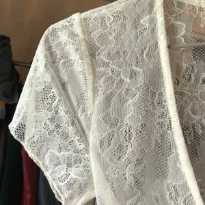 Delicate lace top - Vacker blus/topp helt i spets från NAKD. Skick som ny, inga defekter. Går att bära som den är med en fin bralette under eller över en annan topp. Tveka inte att ställa frågor. Priset är diskuterbart så lägg gärna prisförslag☺️