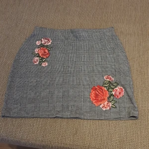 Grå kjol med blommor - This is skirt that have flowers on it and have elastic waist. Size is small but can fit more. Very elegant, easy to wear and comfy. 