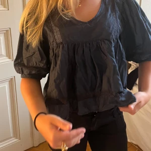 Blå topp - Säljer nu denna såå fina mörkblåa toppen💖den passar till både sommaren och hösten!