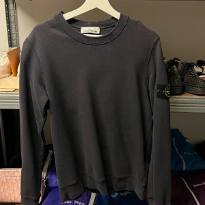 Stone Island Crewneck- Navy - WTS  Storlek: Small Skick: 9/10 Pris: 1200:-  Vänligen hör av dig vid frågor eller önskemål om mer bilder osv.