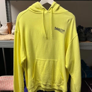 Balenciaga Campaign Hoodie - WTS Balenciaga Campaign Hoodie Storlek: Medium, fits Large Skick: 9/10 Pris:    Vänligen hör av dig vid frågor eller önskemål om mer bilder osv.
