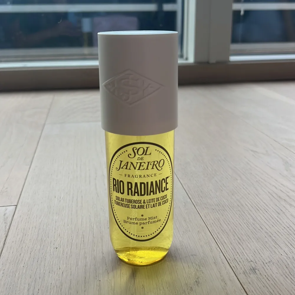 Rio radiance parfym/mist från Sol de Janeiro. Använd max 4-5 gånger!💛 (240ml STOR). Parfym.