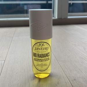 Rio radiance parfym/mist från Sol de Janeiro. Använd max 4-5 gånger!💛 (240ml STOR)