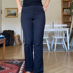 Svarta kostymbyxor  - Säljer mina absoluta favoritbyxor då de blivit för små för mig :(( I fint skick trots att de är mycket väl använda. Supersköna och enligt mig perfekt passform med långa ben.