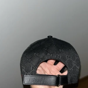 Gucci keps - Säljer min gucci keps eftersom ska få in en ny snart. OBS boxen kommer inte med kepsen