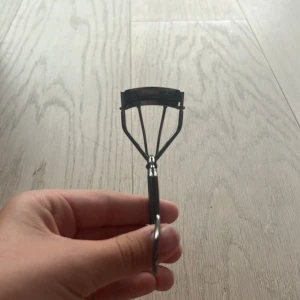 Shiseido ögonfransböjare!🖤 - Den är så gott som ny och har aldrig andvänts. Den ger en naturlig böjd ögonfrans som håller hela dagen. 