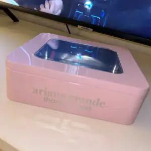 Rosa presentbox/låda från Ariana Grande. Kommer ej till användning. 