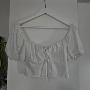 Vit gullig sommartopp - Gullig vit sommartopp! Säljer då den inte kommer till användning. Jättefint skick!🩷😍 storlek xs men passar s
