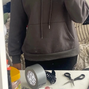 Grå hoodie med luva och gul text på ryggen - Text på ryggen