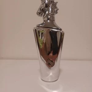 Lattafa maahir legacy  - säljer eller byter min lattafa maahir legacy. nästa helt full bara sprayad några gånger. kom med prisförslag eller hör av er om ni har nåt att byta mot.