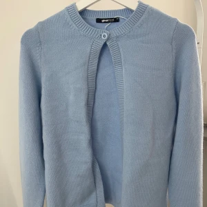 Populär stickad kofta från Gina Tricot  - Helt ny, inte använd men saknar prislapp✨ Superskön i materialet🤩(skicka meddelande för bättre bilder) 