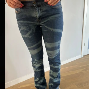 Tie dye jeans diesel  - Lågmidjade utsvängda jeans från diesel Midjemått 38 innerbenslängd 78