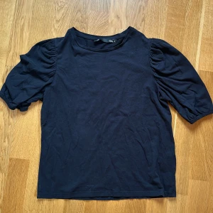 En svart t-shirt med längre puff ärmar från Lager157 - Säljer denna eftersom att den aldrig kommer till användning. 