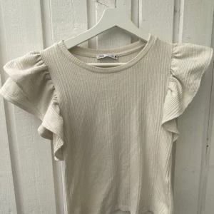 Topp från Zara - Väl använd. Gräddvit i färgen.  Storlek S