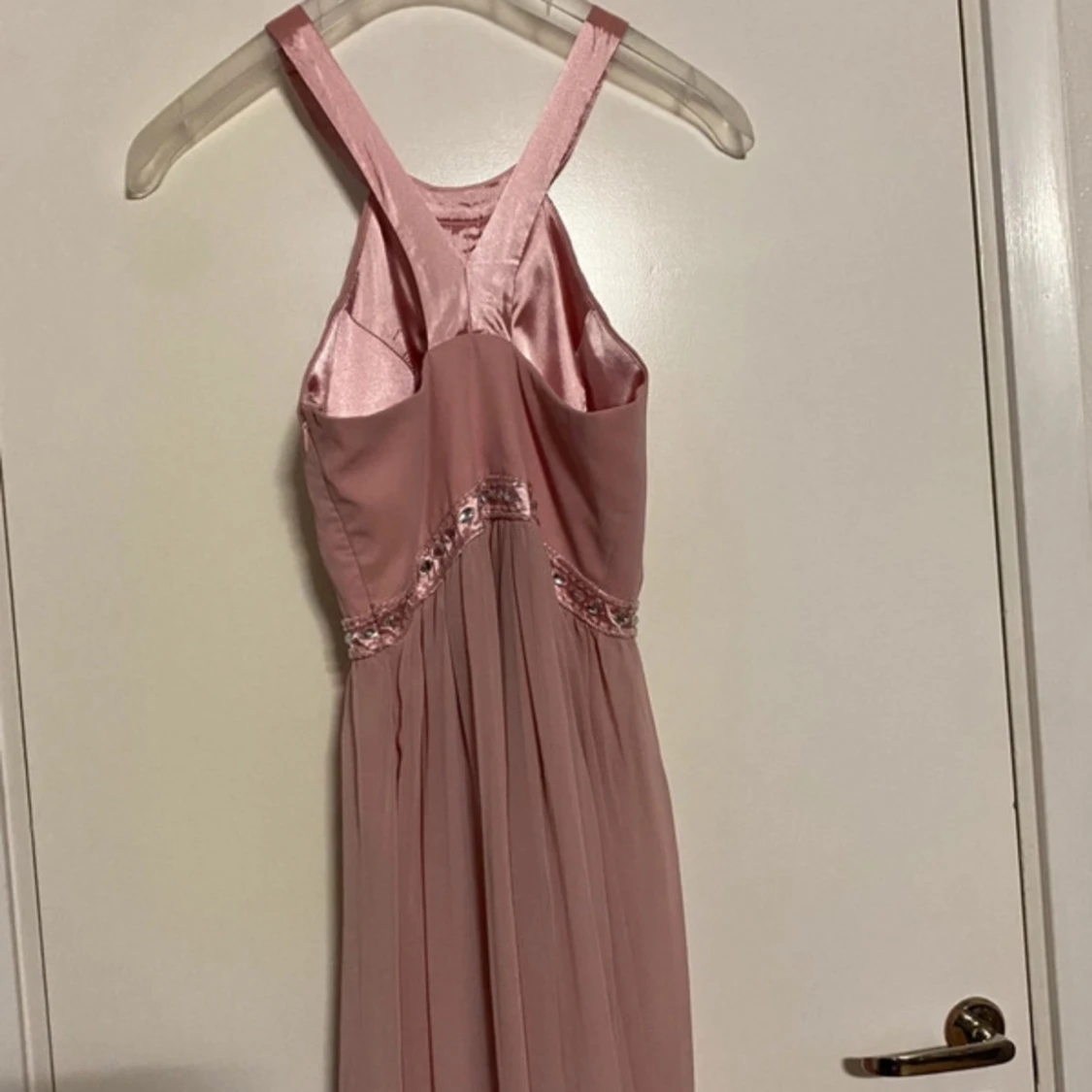 Rosa långklänning med pärldetaljer - 92