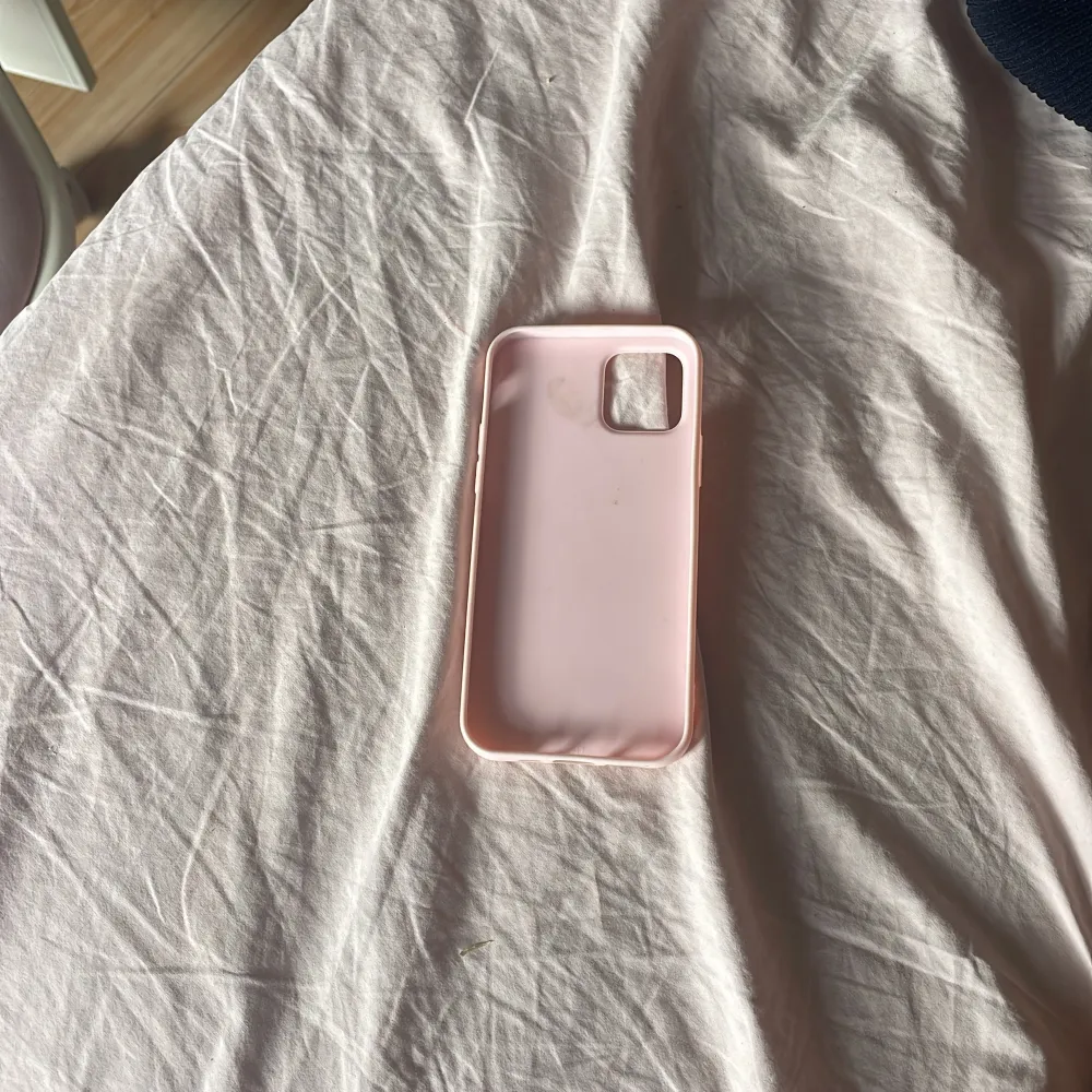 Ett rosa iphone 12 skal !!! Tvättar såklart skalen!!. Accessoarer.