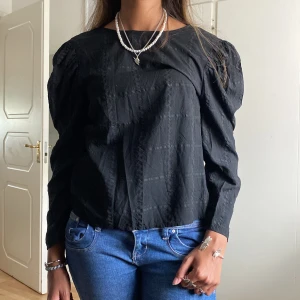 Svart blus  - Enkel svart blus. 