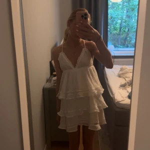 Super söt klänning💖 - Säljer denna supersöta klänningen mer lappen kvar!💕 storlek 170 men skulle säga att den passar mig bra som har xs/s💖 Helt slutsåld online 