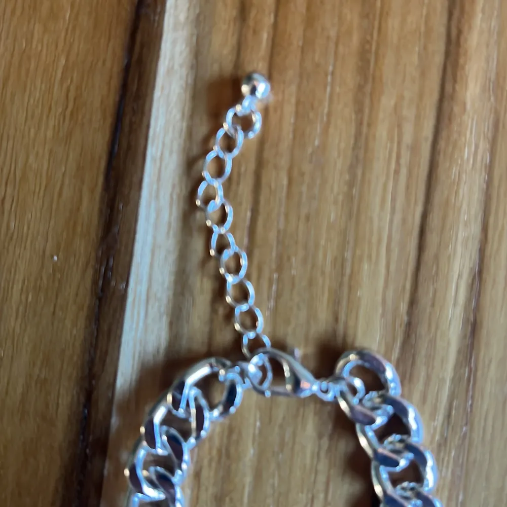 Ett silver armbandđ. Asusteet.