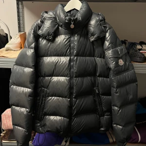 Moncler Maya- Grey - WTS Moncler Maya- Grey Storlek: 4 (Large) Skick: 8/10, lite vattenfläckar Pris: 8000:-    Vänligen hör av dig vid frågor eller önskemål om mer bilder osv.