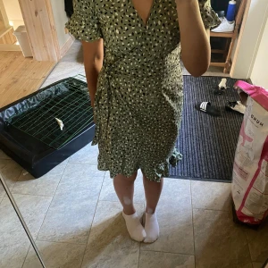 Mönstrad omlottklänning - Klänningen är i bra skick. Storlek Xs, går ungefär ner till mina knän (är 165 cm) Kontakta om ni har några frågor!