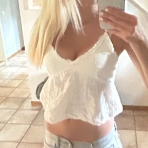 Vit top - Super vacker vit top , passar till allt❤️