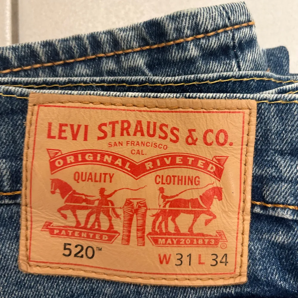 Levis 520 | Skick: 9/10 - Storlek: 31/34 - Modell: 520 - Nypris: 1300 - Vårt pris: 149 - Skriv för mer frågor eller funderingar och kolla gärna in liknande plagg i min profil . Jeans & Byxor.