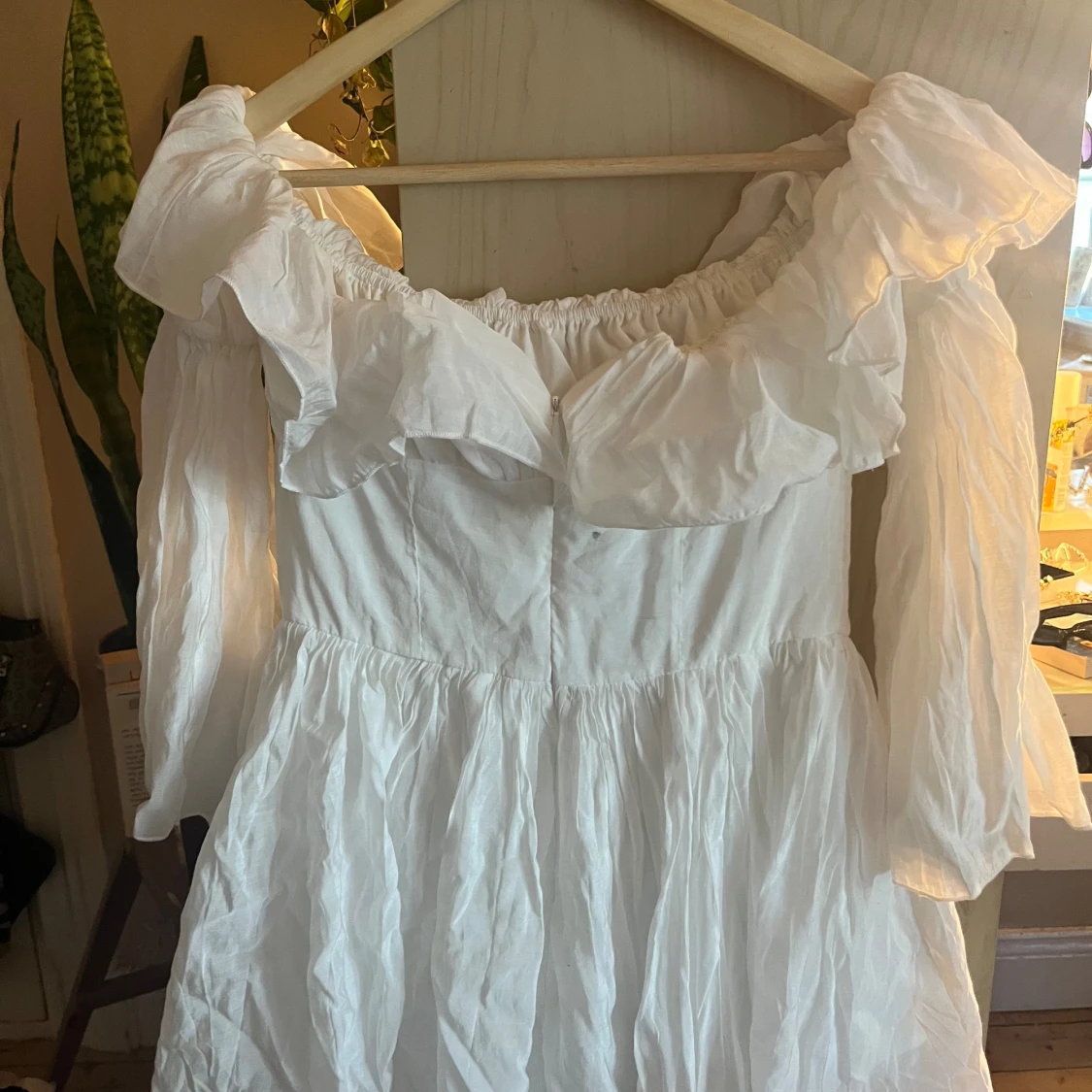 Vit klänning med volanger - 90