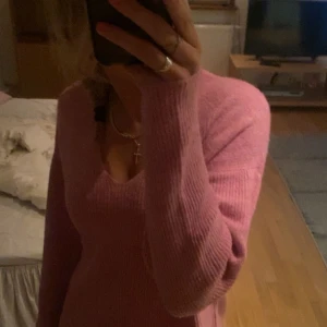 Stickad tröja - Rosa stickad tröja som inte säljs längre, jättebra skick men använd.