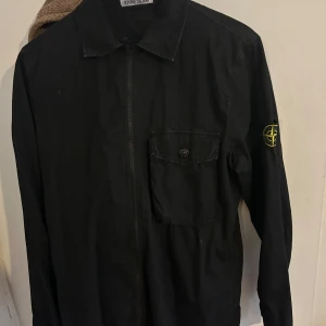 Stone island overshirt - Super fin o fräsch men tyvärr förliten  Köpt från Nk i Stockholm 