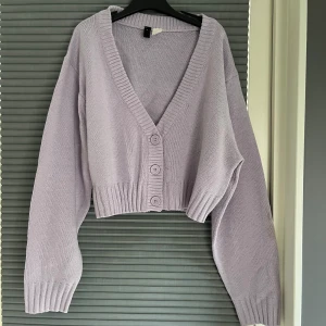 Gullig lila kofta - Söt kofta med kortade modell🥰 Väldigt fin ljuslila färg! Den är i fint shick😊 
