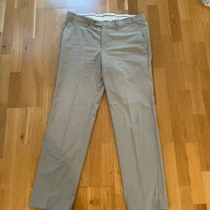 Kostymbyxor Oscar Jacobson - Stora och fina kostymbyxor från Oscar Jacobson. Textilfamiljen Bossi. Bra skick. Måtten anges på förfrågan. 