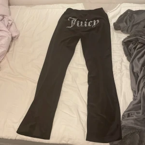 Juicy Couture mjukisbyxor - Som nya svarta Juicy Couture mjukisbyxor. Nypris 1 200kr. Säljs för att det inte är i min storlek.❤️Pris kan diskuteras:)